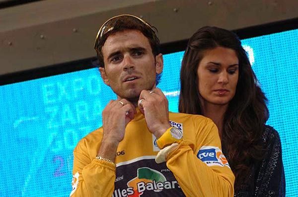 Alejandro Valverde (Caisse d'Epargne) puts on the gold jersey