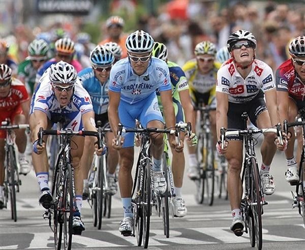 Wouter Weylandt (Quick Step) and others sprint to the finish.