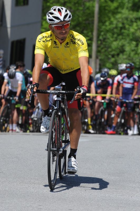 Gregory Brenes (Jamis Hagens Berman) started the day in yellow