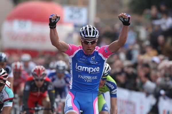 Alessandro Petacchi (Lampre-Farnese Vini) takes his third win of the season.