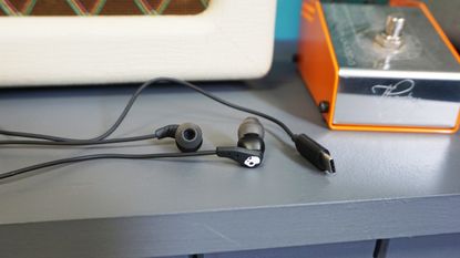 Skullcandy Set USB-C earbuds on grey surface