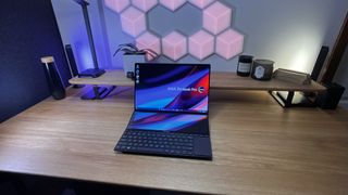 Asus Zenbook Pro 14 Duo OLED puisella pöydällä