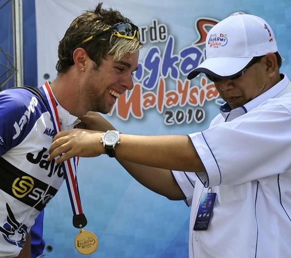 That's gold! Michael Matthews is presented with a medallion after the stage