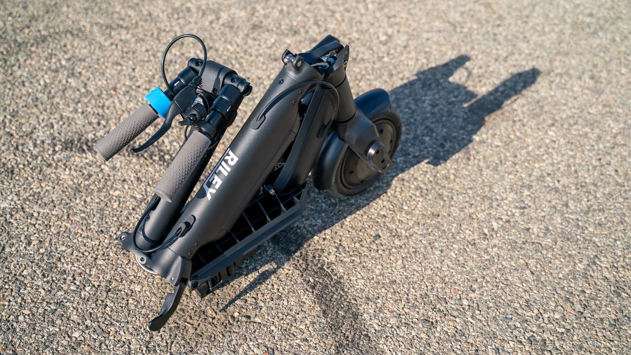 Riley Scooters RS3 outdoors in Los Angleles