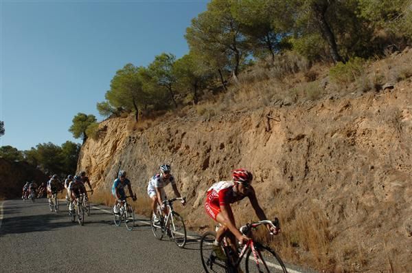 Members of the peloton on the descent off the Alto de la Cresta del Gallo