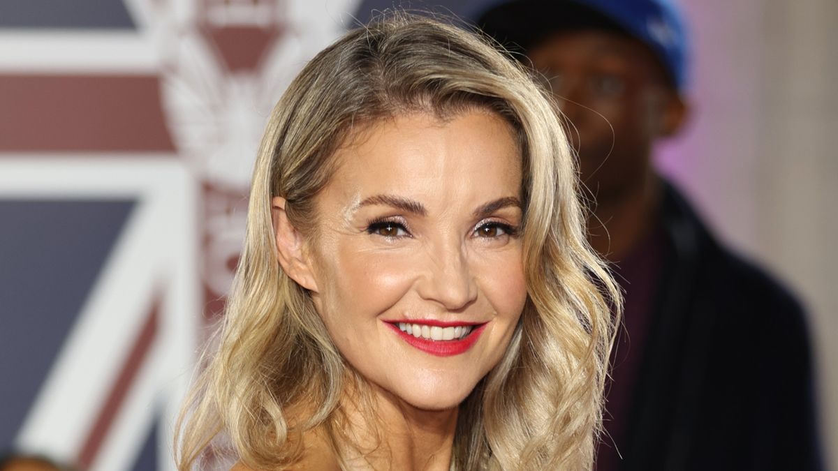 La rencontre entre la saison et le chic, le pull en maille torsadée rouge et l'élégant béret noir d'Helen Skelton sont notre nouvelle combinaison préférée.