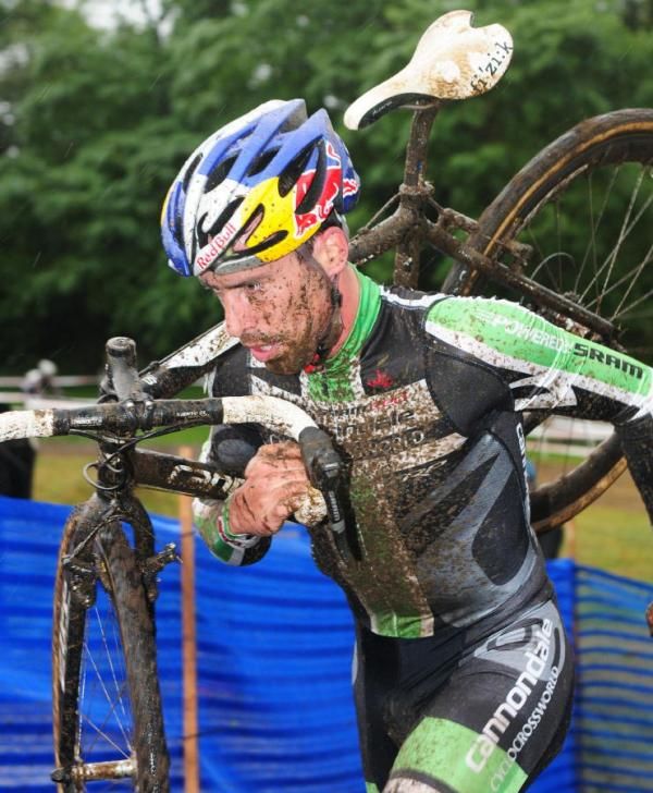 Tim Johnson (Cyclocrossworld.com/Cannondale) carrying his bike with an injured shoulder
