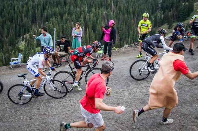 The leaders make their way over Guardsmans Pass.