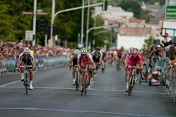 (l-r): Jonathan Cantwell, Anthony Giacoppo and Stuart Shaw fight out the honours in the mens' elite criterium championship.