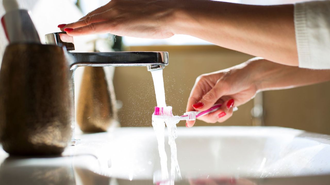 The one thing you should never do when brushing your teeth has been revealed by a dentist - and it&#039;s a very common mistake!