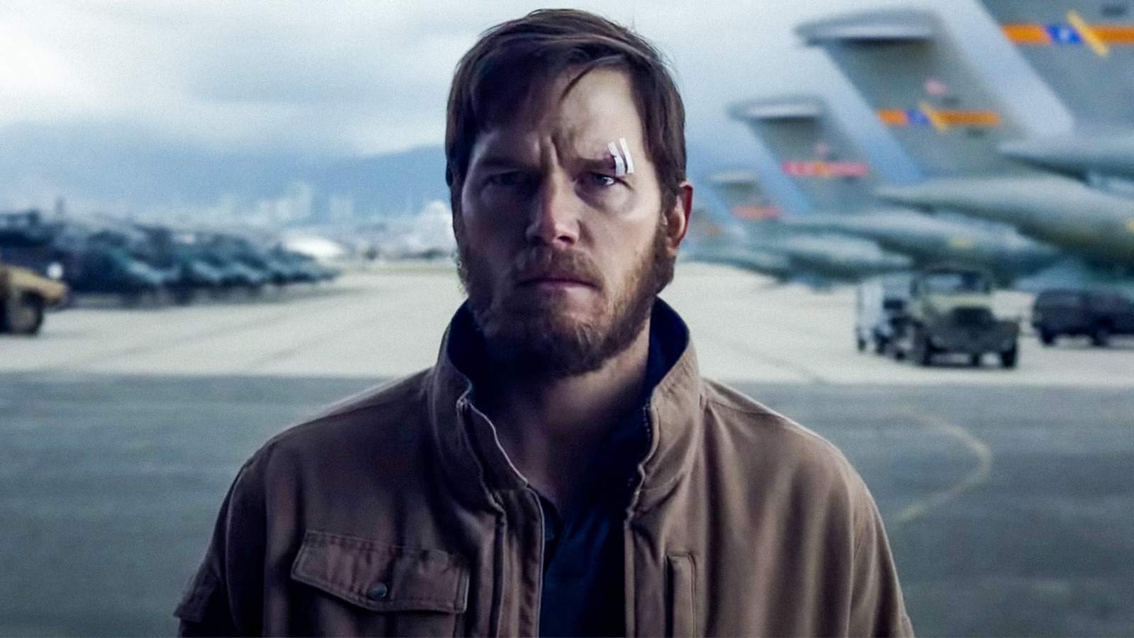 The Terminal Listin Chris Prattin esittämä James Reece näyttää järkyttyneeltä lentokentällä