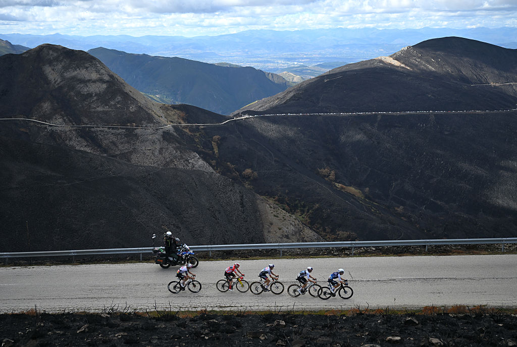 ALTO DE EL MORREDERO, SPAIN - SEPTEMBER 10: (L-R) Joao Almeida of Portugal and UAE Team Emirates - XRG, Jonas Vingegaard of Denmark and Team Visma | Lease a Bike - Red Leader Jersey, Jai Hindley of Australia and Team Red Bull - BORA - hansgrohe, Thomas Pidcock of Great Britain and Team Q36.5 Pro Cycling and Matthew Riccitello of The United States and Team Israel - Premier Tech in the chase group during the La Vuelta - 80th Tour of Spain 2025, Stage 17 a 143.2km stage from O Barco de Valdeorras to Alto de El Morredero 1755m / #UCIWT / on September 10, 2025 in Alto de El Morredero, Spain. (Photo by Dario Belingheri/Getty Images)