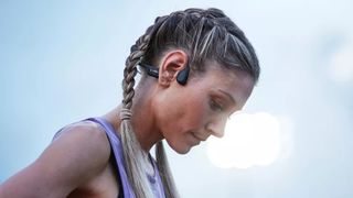 女人穿着Shokz OpenRun Pro骨传导耳机