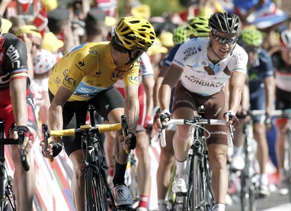 Bradley Wiggins looks back while crossing the finish line in Bellegarde-sur-Valserine in a gesture that GC rival Vincenzo Nibali felt was directed at him as an insult.
