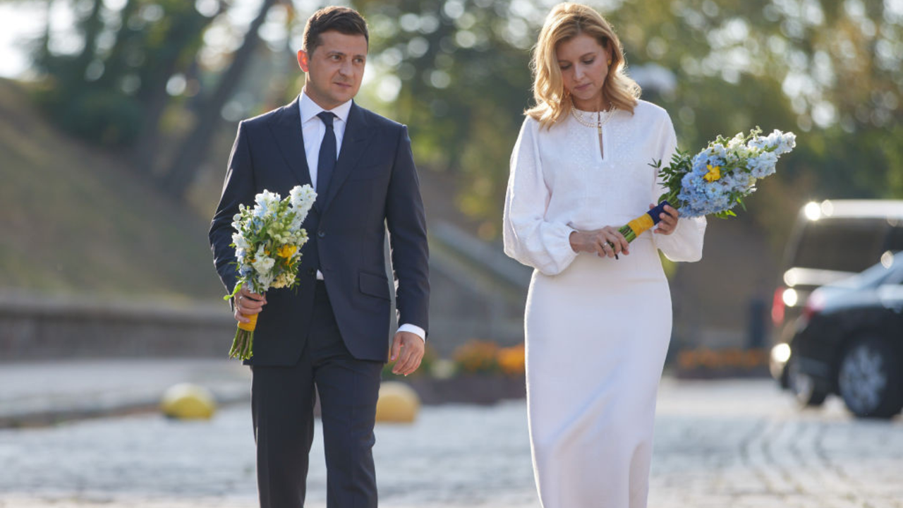 President Volodymyr Zelenskyy and wife Olena Zelenska carry flowers to mark Ukraine&amp;#039;s independence day