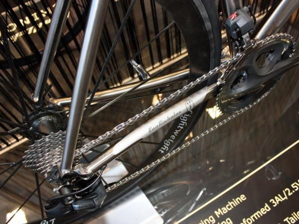 Van Nicholas has given its latest Astraeus more rounded chain stays that supposedly flex less laterally than the more heavily pinched ones of its predecessor.