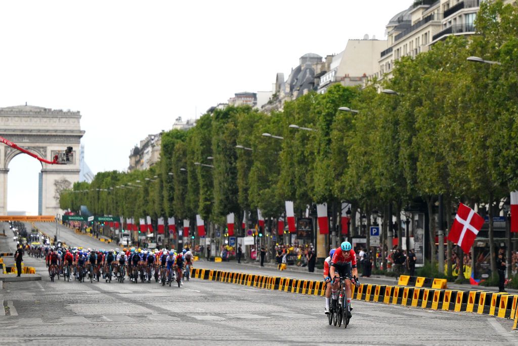 Frederik Frison (Lotto Dstny) attacks on the Champs Elysees
