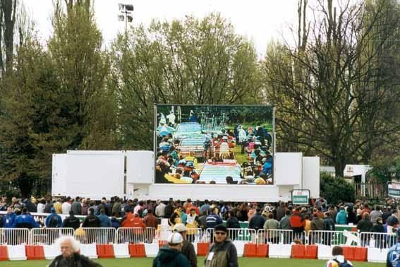 The big screen heralds Franco Ballerini's impending arrival on the Roubaix velodrome in 1998.