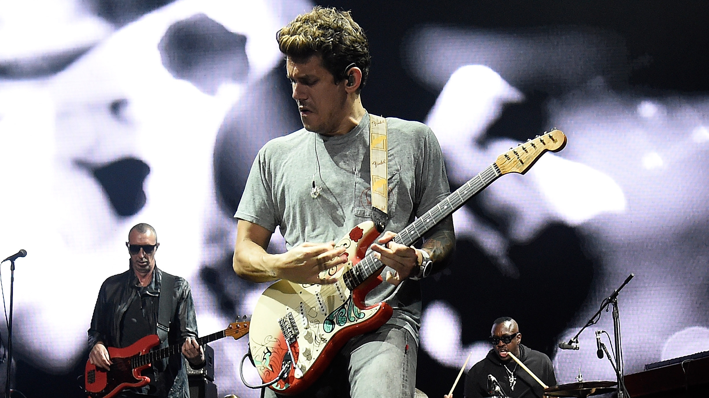 john mayer playing guitar