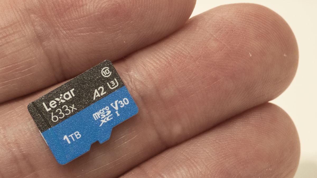 Первый микро. Микро СД 1 терабайт. Micro CD 1 TB. Карта памяти MICROSD 1тб. Микро SD терабайт.