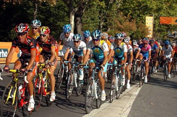 Levi Leipheimer (Astana) is tucked in behind the Caisse d'Epargen lead-out.