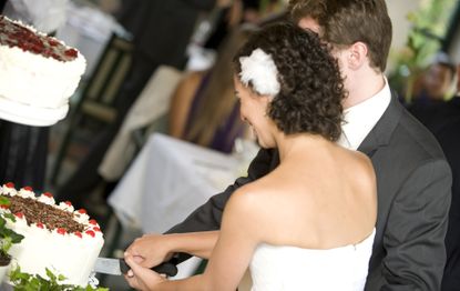 cutting wedding cake