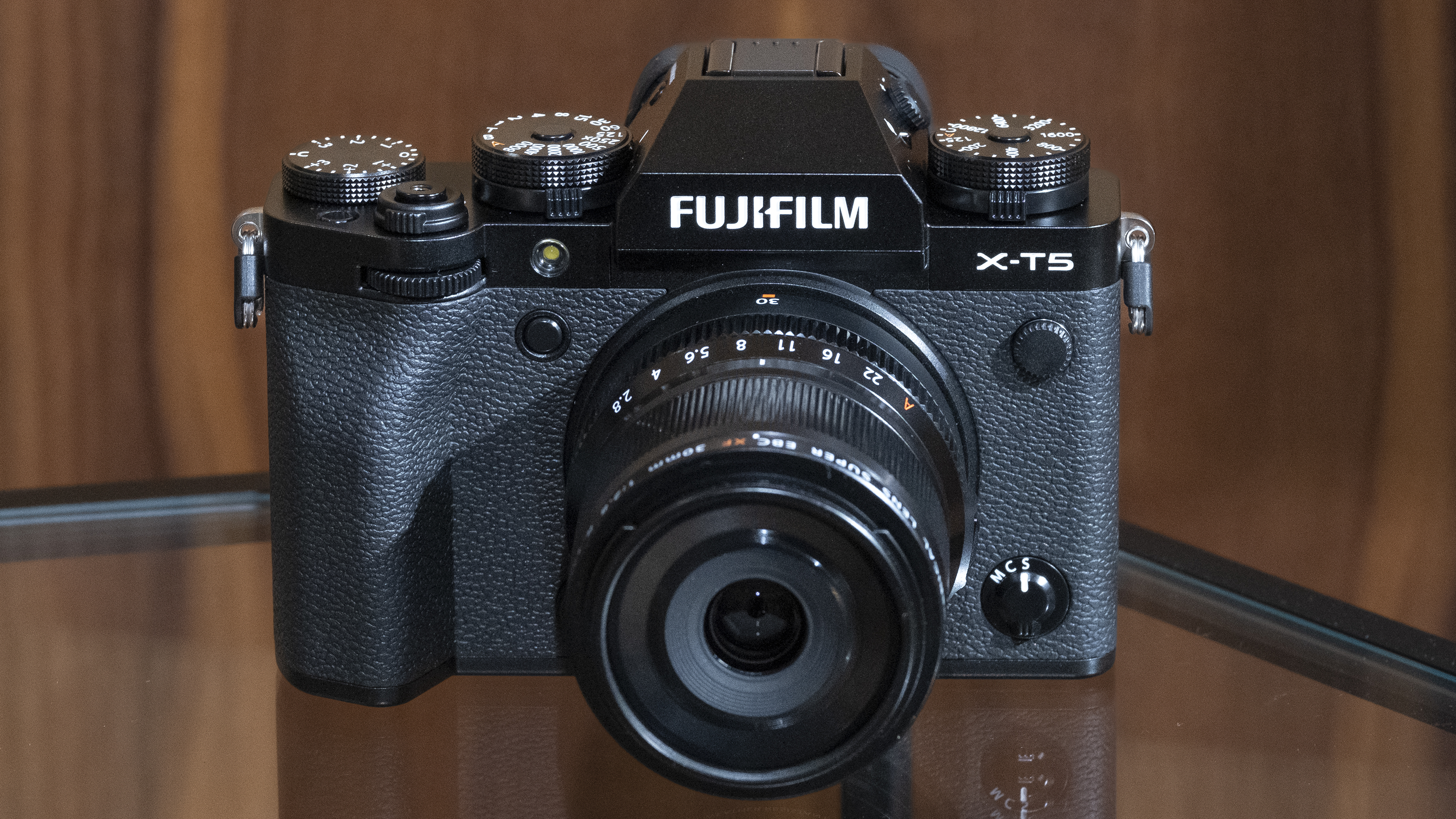 The Fujifilm Камера X-T5 стоит на столе