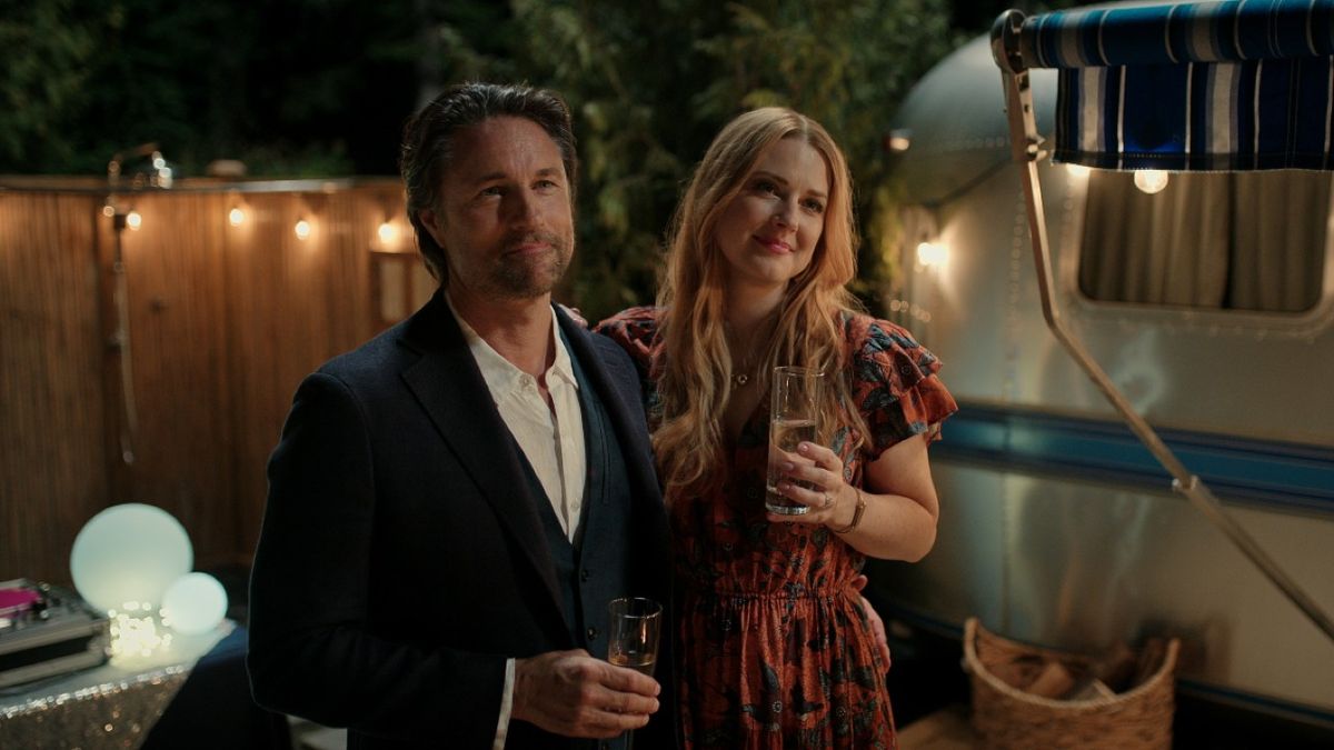 Alexandra Breckenridge and Martin Henderson in Virgin River