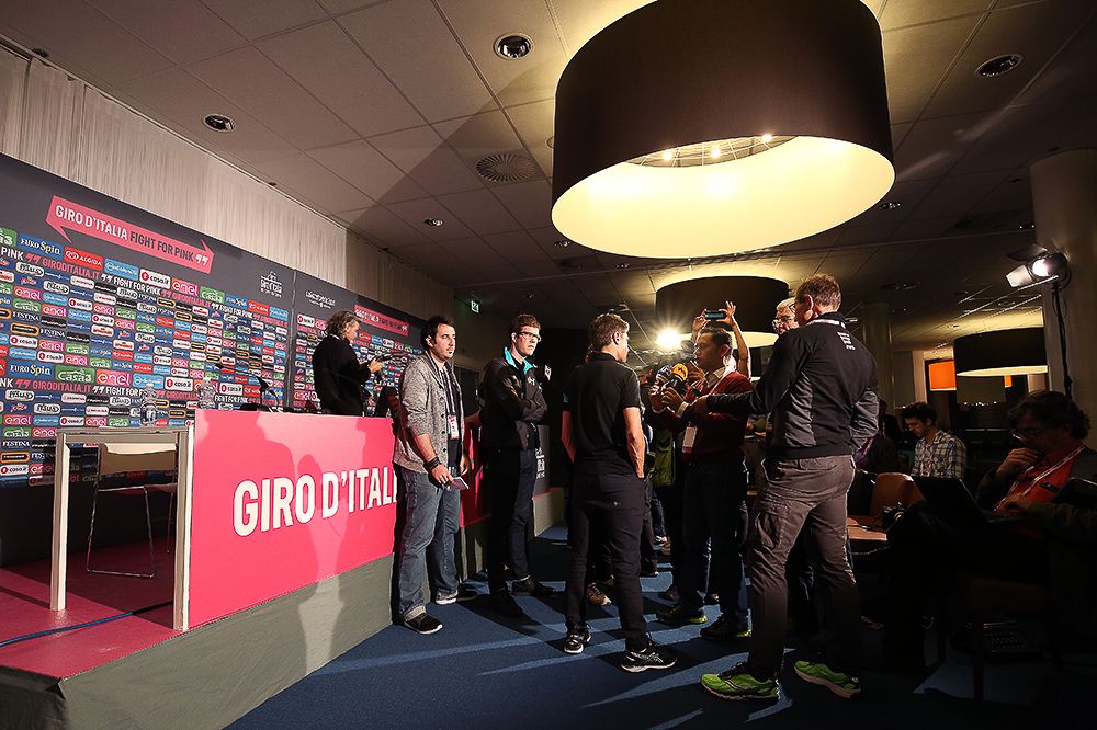 Reporters zero in at the Team Sky press conference.