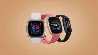 Fitbit Inspire 3, Versa 4 et Sense 2 côte à côte sur fond beige