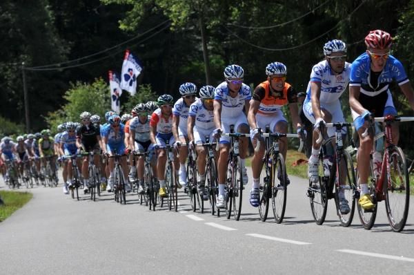 FDJ help control the pace of the bunch