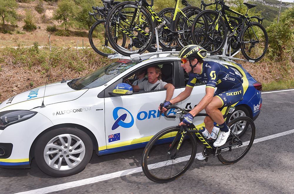 Simon Yates back at the Orica-Scott team car conversing with Neil Stephens