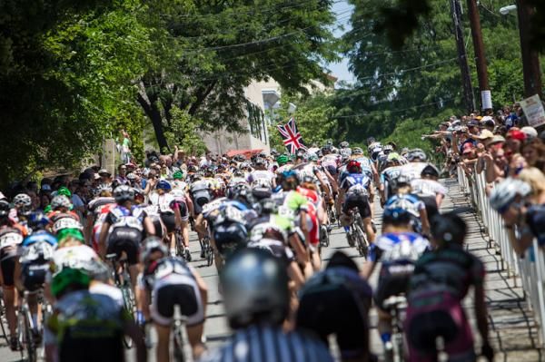 The women's field heads up the Manayunk wall