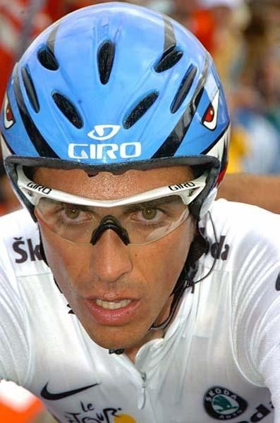Alberto Contador (Discovery Channel) keeps white, but even eyes yellow.