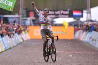 Van der Poel returns to domination in Superprestige Ruddervoorde men's race