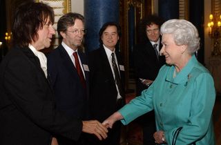 Britains Queen Elizabeth II meets legendary guitarists Jeff Beck (L), Eric Clapton (2nd L), Jimmy Page (C) and Brian May (2nd R) during a reception at Buckingham Palace in London, 1 March 2005. The all-star gathering is a royal tribute to Britain's music industry and follows an earlier children's concert at the Palace for 250 youngsters from schools in five London boroughs, alongside choristers from the Chapel Royal. /WPA POOL (Photo by KIRSTY WIGGLESWORTH / POOL / AFP) (Photo by KIRSTY WIGGLESWORTH/POOL/AFP via Getty Images)