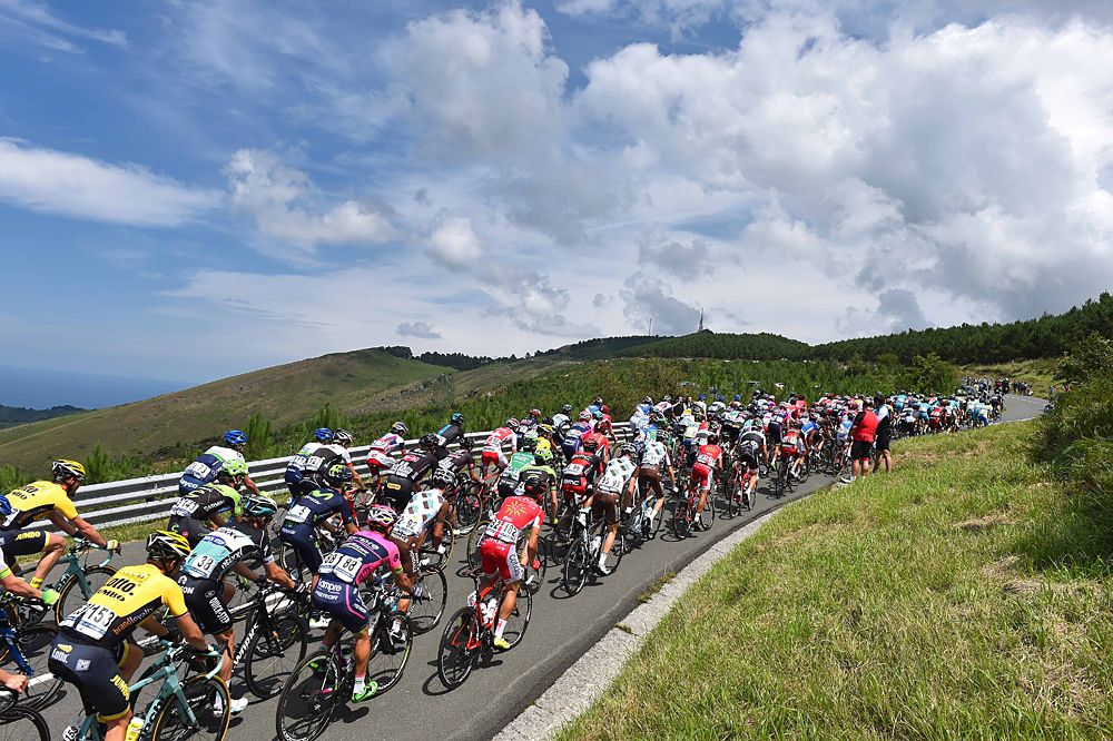 The main field is all together at the start of the Clasica San Sebastian