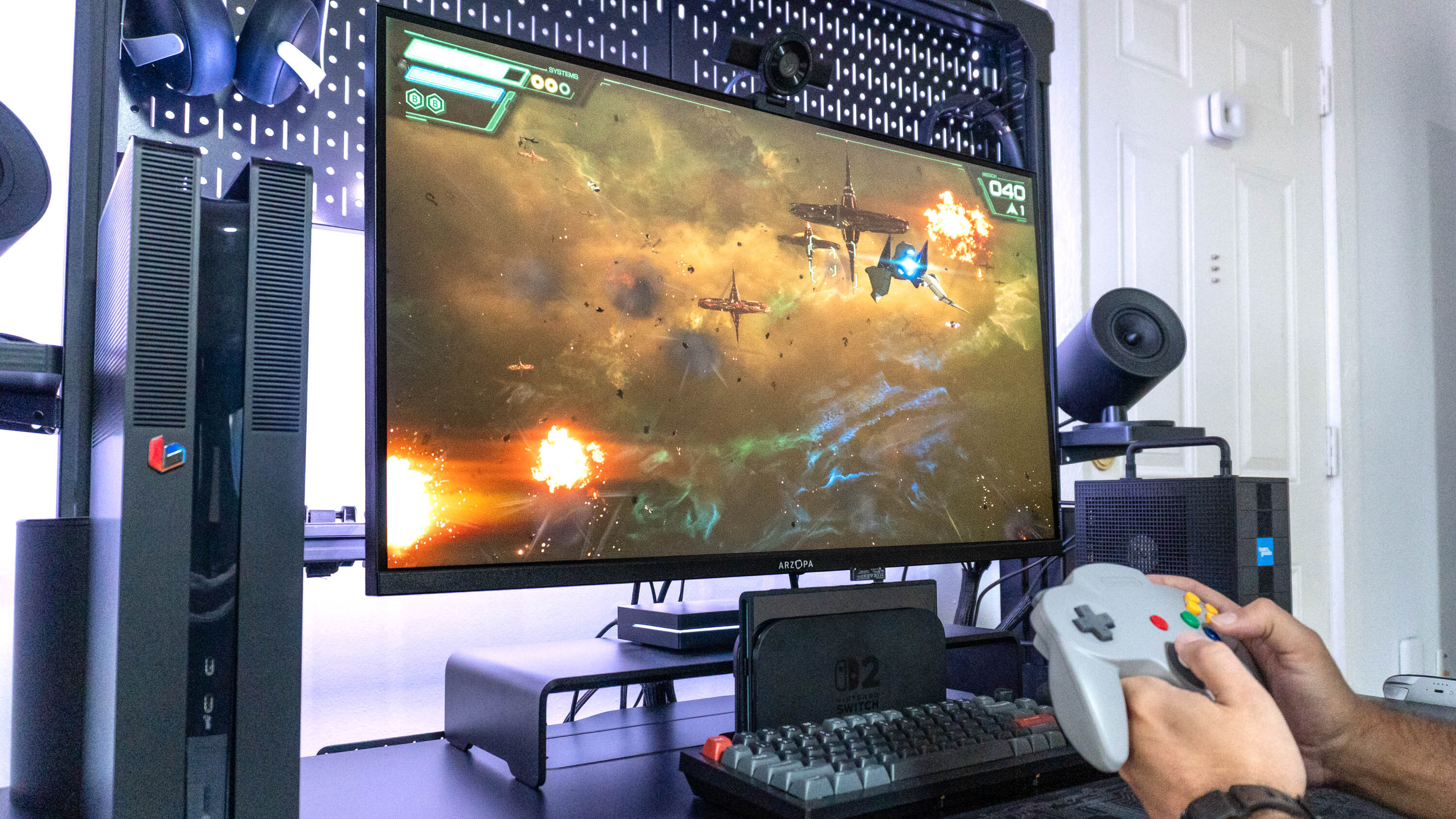شخصی در حال بازی Star Fox در سوییچ 2 با کنترلر N64