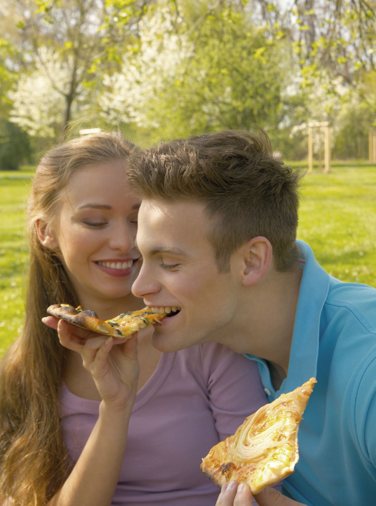 Couple eating pizza