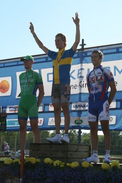 Alexander Wetterhall (Cyclesport) puts on the national champion jersey.