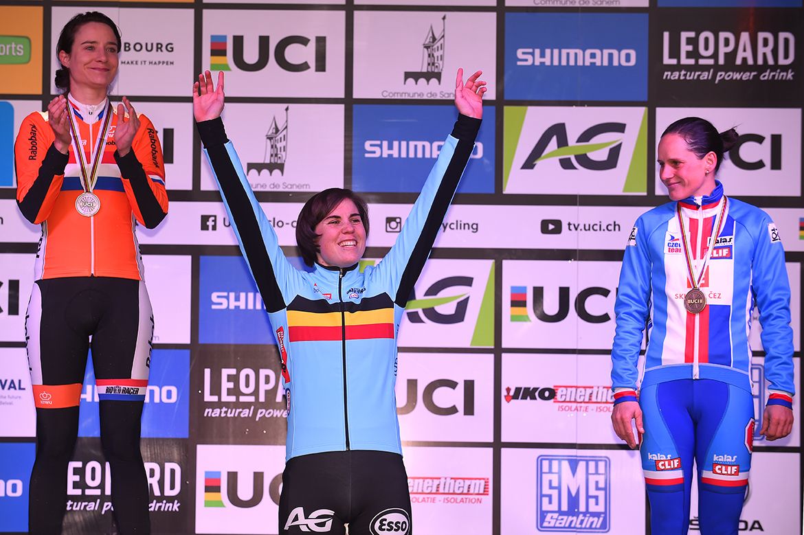 Sanne Cant waves to the crowd