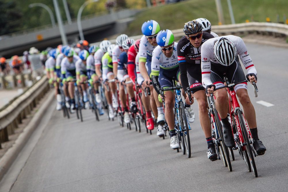 Teams come to the front to cause the break on the final lap