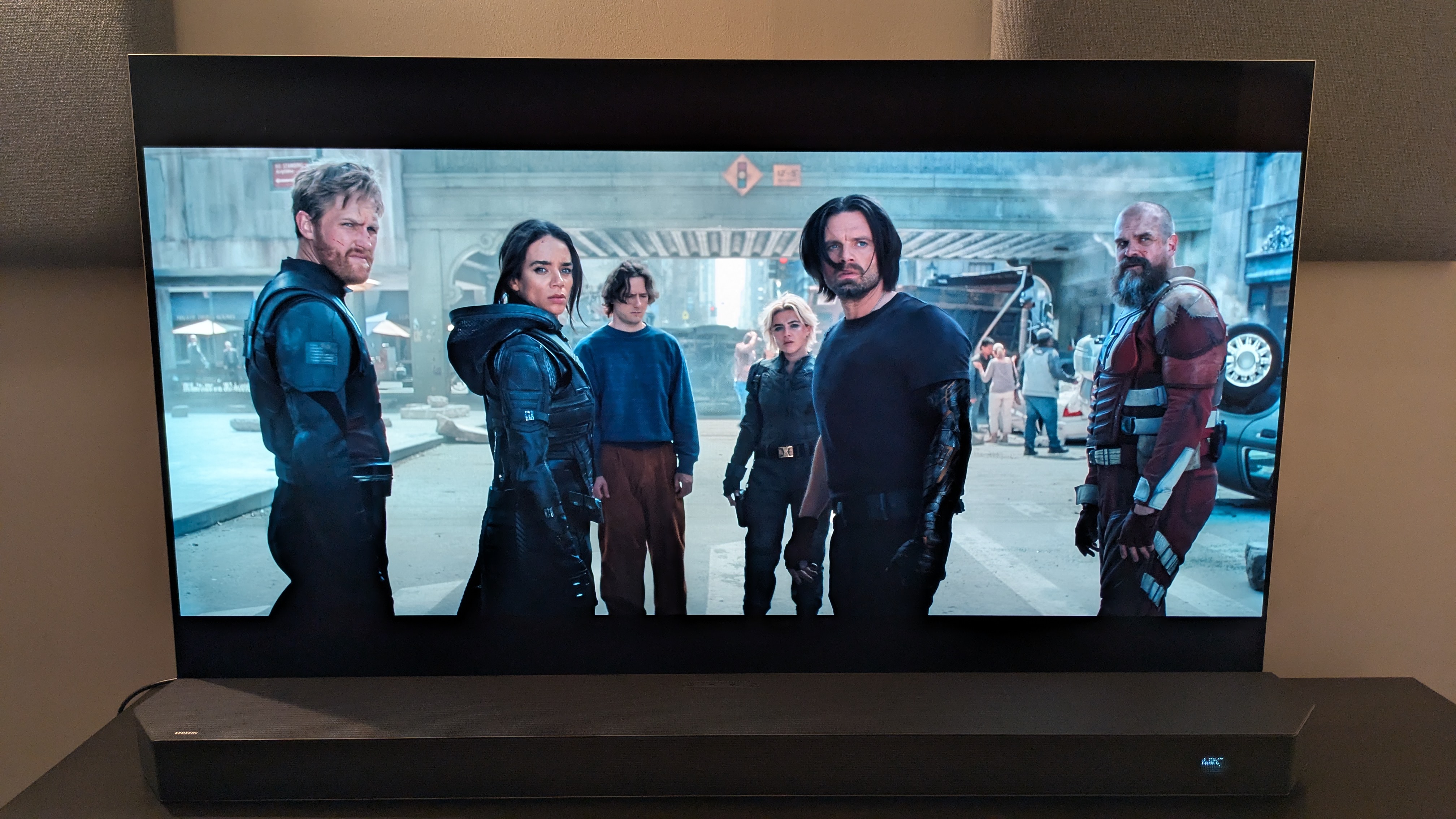 Thunderbolts 4K Blu-ray shot of thunderbolts team on LG G5