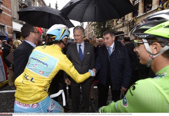 Vincenzo Nibali (Astana) shakes Eddy Merckx's hand
