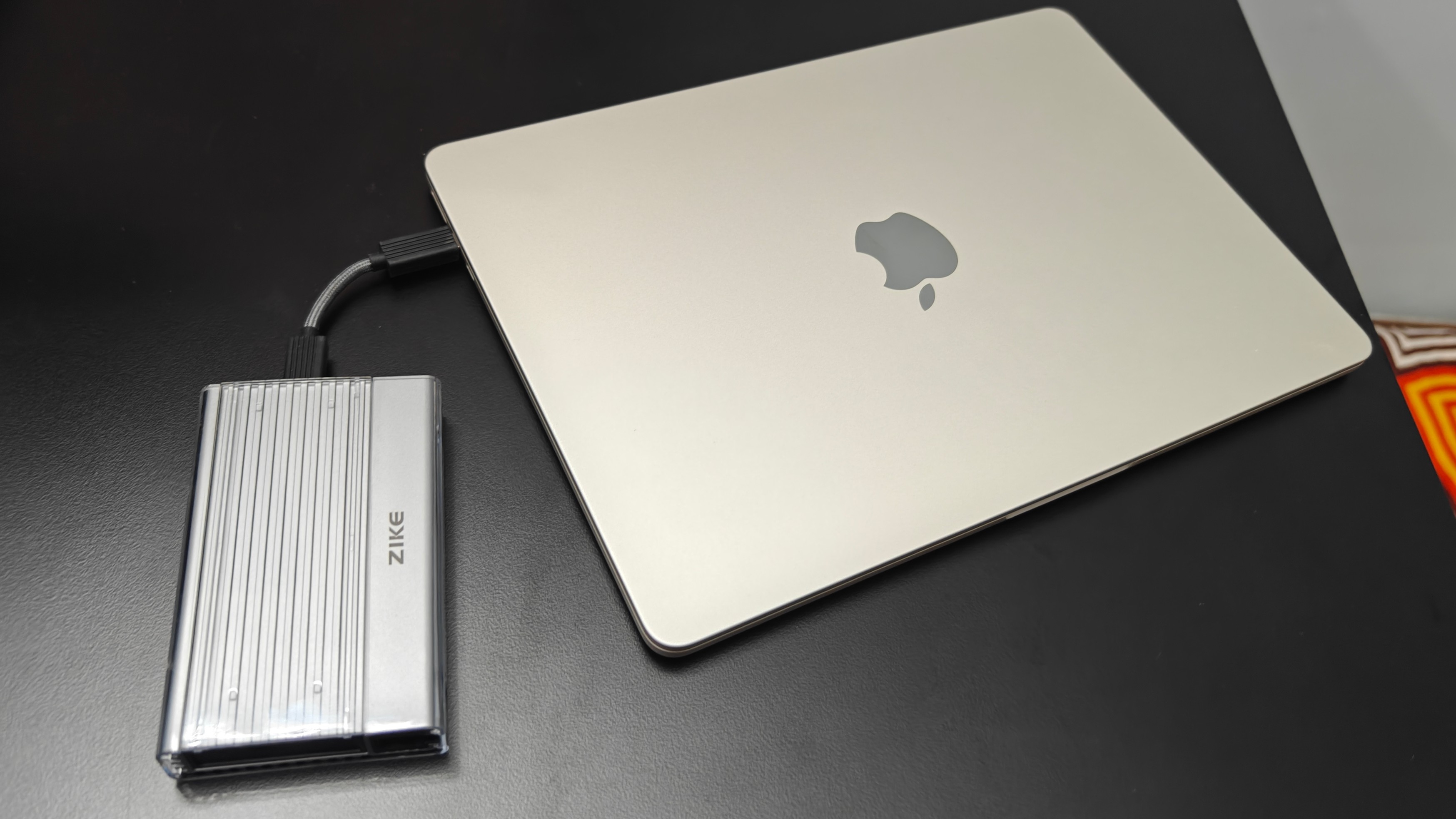 ZikeDrive USB4 NVMe SSD-Gehäuse mit MacBook Air M2