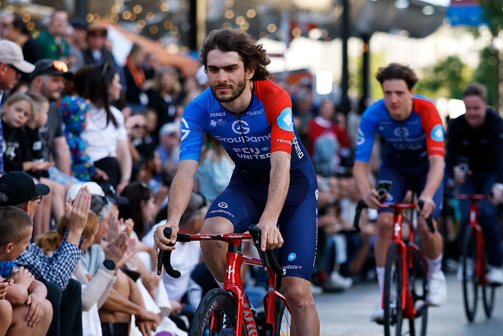 ADELAIDE, AUSTRALIA - 16 DE ENERO: Guillaume Martin de Francia y el equipo Groupama - FDJ United durante el 26º Santos Tour Down Under 2026, presentación del equipo el 16 de enero de 2026 en Adelaide, Australia. (Foto de Con Chronis/Getty Images)