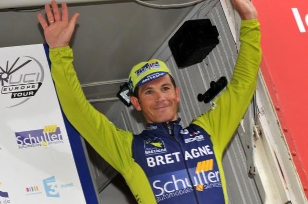 Jean-Luc Delpech salutes from the podium.