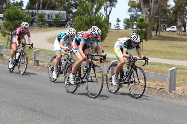 Tiffany Cromwell (GreenEDGE) and Grace Sulzberger (Jayco-AIS) wind up to bring back Finegan