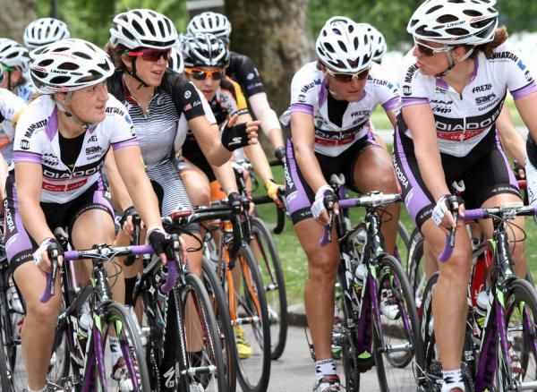 Evelyn Stevens (Team Specialized-lululemon) has a chat with the field.