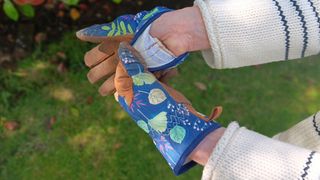 Showing elasticated cuff on Woheer Women's Gardening Gloves